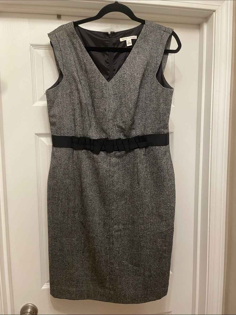 Banana Republic Gray Tweed V-Neck wool Sheath Dress with Black Belt detail